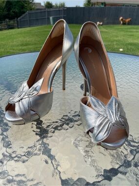 Badgley Mischka Silver Metallic Knotted Peep-Toe Stilettos